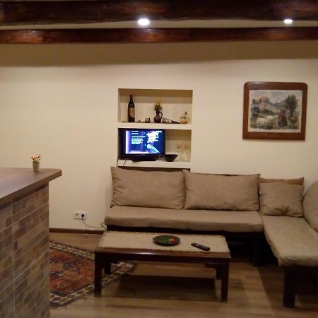 Low Budget Room With King Size Bed Tbilisi Buitenkant foto
